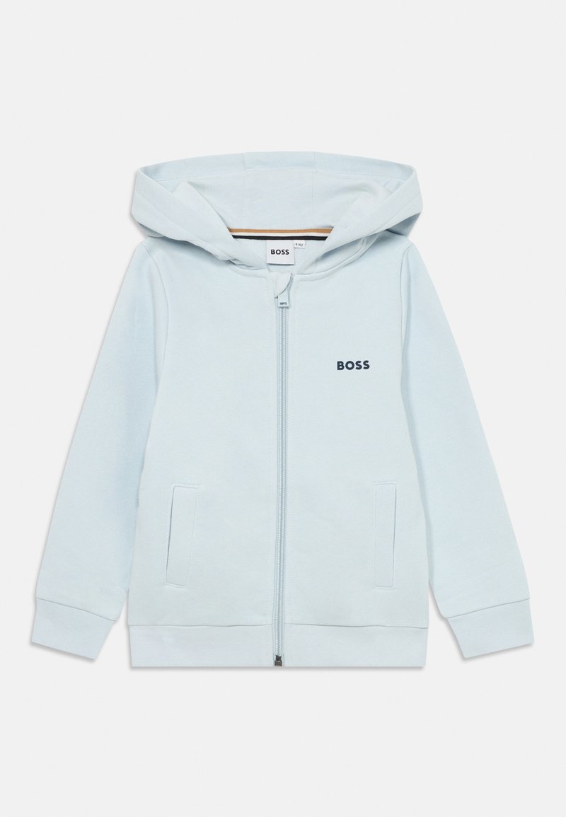 Sweatshirt azul claro com fecho éclair, feito de tecido macio, apresentando um capuz, bolsos laterais e um pequeno logo bordado "BOSS" no peito.