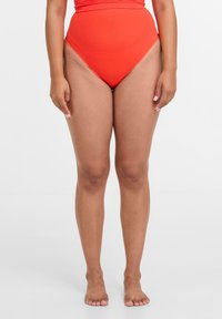 Hochgeschnittene Bikinis mit hoher Taille in leuchtendem Rot, aus glattem Stoff mit glänzender Oberfläche, ausgestattet mit einem hoch geschnittenen BeinDesign und minimalen Nähten.
