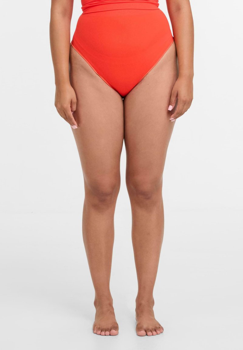 Hochgeschnittene Bikinis mit hoher Taille in leuchtendem Rot, aus glattem Stoff mit glänzender Oberfläche, ausgestattet mit einem hoch geschnittenen BeinDesign und minimalen Nähten.