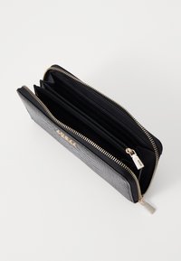 Portafoglio nero con chiusura a zip, caratterizzato da un'esterno testurizzato e molteplici scomparti. Finiture in tono oro e fodera interna liscia.
