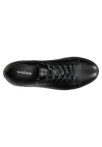 Sneaker in pelle nera con lacci piatti, punta arrotondata e design minimale. L'interno è dotato di una fodera liscia e del logo impresso sulla soletta.
