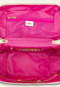 Heldere roze zip tas met een hoofdcompartiment, een gaasvak en een klein zipvak. Gladde textuur, lichtgewicht materiaal en gouden accenten.