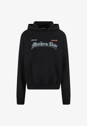 Musta huppari etutaskulla; jossa on valkoista ja punaista tekstiä "Members Only" ja "Upscale St."; puuvillamateriaali; ribbaatut hihansuut ja helma.