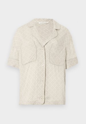 Cămașă cu mâneci scurte, de culoare bej deschis, cu un model în romb, două buzunare pe piept și cu guler decupat. Textură a țesăturii netedă.