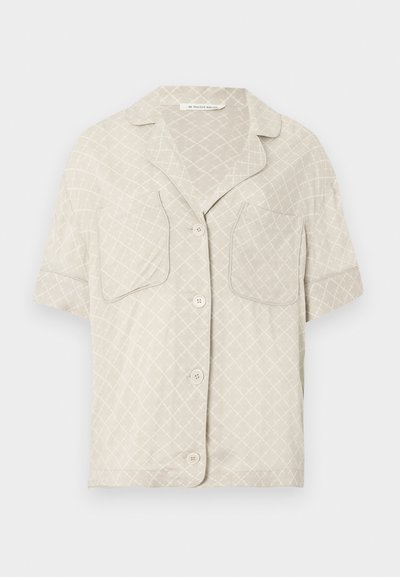 Krátky rukáv, košeľa na gombíky v svetlo béžovej farbe s diamantovým vzorom, dvoma náprsními vreckami a výstrihom s klopami. Hladká textúra tkaniny.