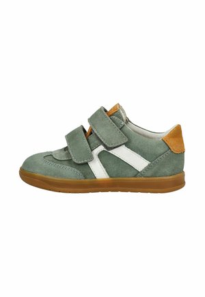 Zapatilla infantil de ante verde con franjas laterales blancas, parche marrón en el talón, doble cierre de Velcro y suela de goma color goma, mostrada de perfil.