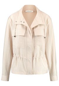 Jasnobeżowa kurtka z teksturowanego materiału, z dwoma przednimi kieszeniami, taliowaniem i kołnierzem z zatrzaskami.