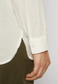 Vero Moda Curve VMCFIE - Paitapusero - snow white