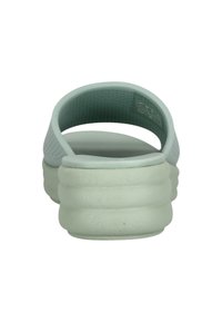 Lichtgroene instapsandaal met een gestructureerde bovenkant, ronde band en een gewelfde, gevoerde zool voor extra comfort.