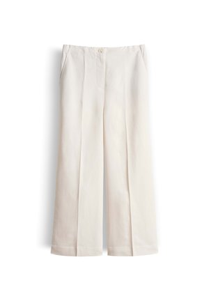 Broek in roomkleur met rechte pijpen, knoop- en ritssluiting, zijzakken en gestreken plooien aan de voorkant.