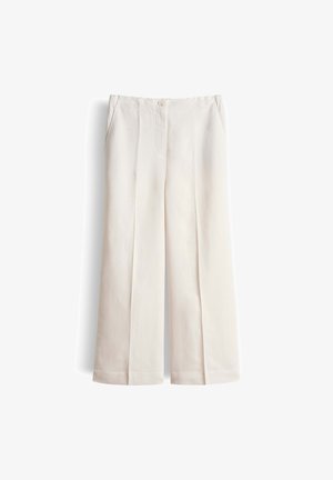 Broek in roomkleur met rechte pijpen, knoop- en ritssluiting, zijzakken en gestreken plooien aan de voorkant.