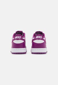 Nike Sportswear DUNK LOW UNISEX - Sportbačiai - white/viotech