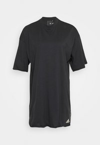 Camiseta negra de manga corta con escote redondo, hecha de una tela suave. Presenta un logotipo sutil en la parte inferior derecha y un detalle de costura mínima.