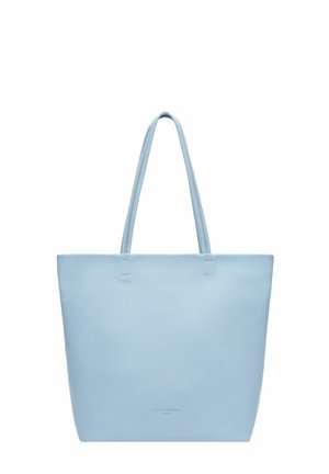 Sac fourre-tout en cuir bleu clair avec deux fines bretelles d'épaule et un nom de marque subtilement embossé près du centre inférieur.