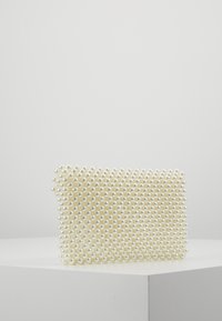 Hvid clutch lavet af struktureret materiale, dækket med små, glinsende perle-lignende perler. Firkantet form uden synligt hardware.
