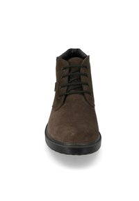 Stivaletti in suede marrone con punta rotonda, lacci neri e suola in gomma nera; texture morbida e dettagli di cucitura minimi.