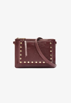 Bordowa skórzana kopertówka z złotymi ćwiekami, zamek błyskawiczny i odpinany pasek. Ma przednią kieszeń i gładką teksturę.