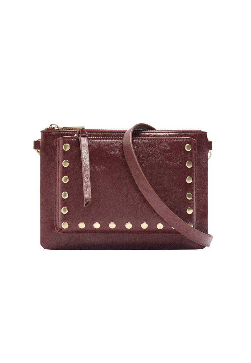 Bordowa skórzana kopertówka z złotymi ćwiekami, zamek błyskawiczny i odpinany pasek. Ma przednią kieszeń i gładką teksturę.