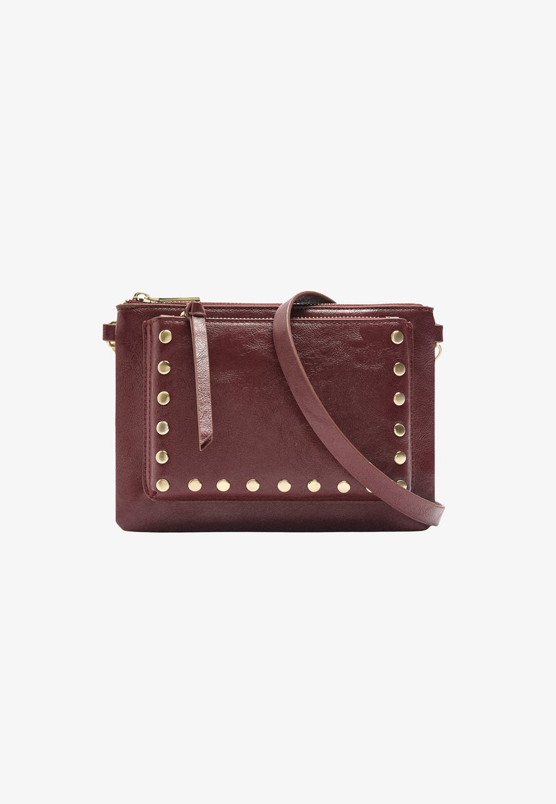 Bordowa skórzana kopertówka z złotymi ćwiekami, zamek błyskawiczny i odpinany pasek. Ma przednią kieszeń i gładką teksturę.