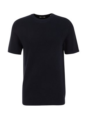 Tamsiai mėlynos spalvos megztas trumpų rankovių marškinėliai su apvaliu iškirpimu, sukantys lankelius ir apatinę dalį, puošti subtiliu tekstūriniu raštu.