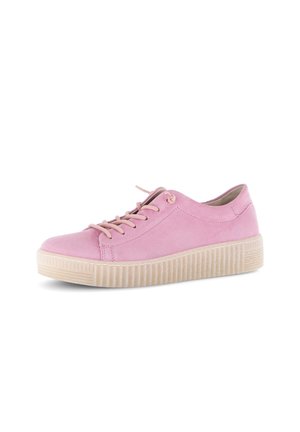 Roze suède lage sneaker met beige dikke geribbelde zool en bijpassende roze veters, zijaanzicht op een witte achtergrond.