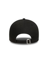 Svart caps med buet skygge, tekstur i stoff, justerbar stropp bak med metallspenne, og ventilasjonshull på sidene.