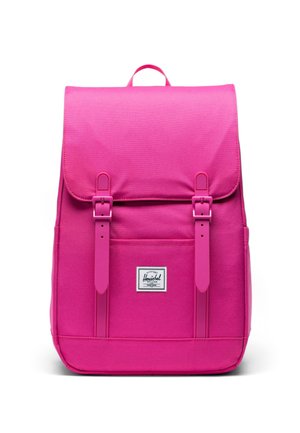 Sac à dos rose avec un tissu texturé, doté d'un rabat à fermeture avec deux sangles réglables et d'un patch logo centré en bas.