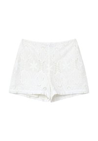 Shorts blancs en dentelle, ornés de motifs floraux et de feuilles complexes, avec une texture visible et un ourlet droit. Longueur courte et design ajusté.