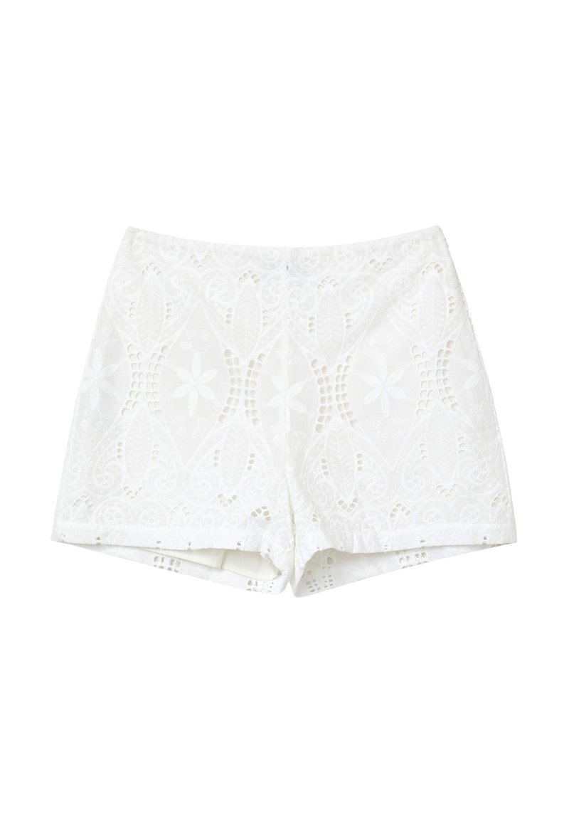 Shorts blancs en dentelle, ornés de motifs floraux et de feuilles complexes, avec une texture visible et un ourlet droit. Longueur courte et design ajusté.