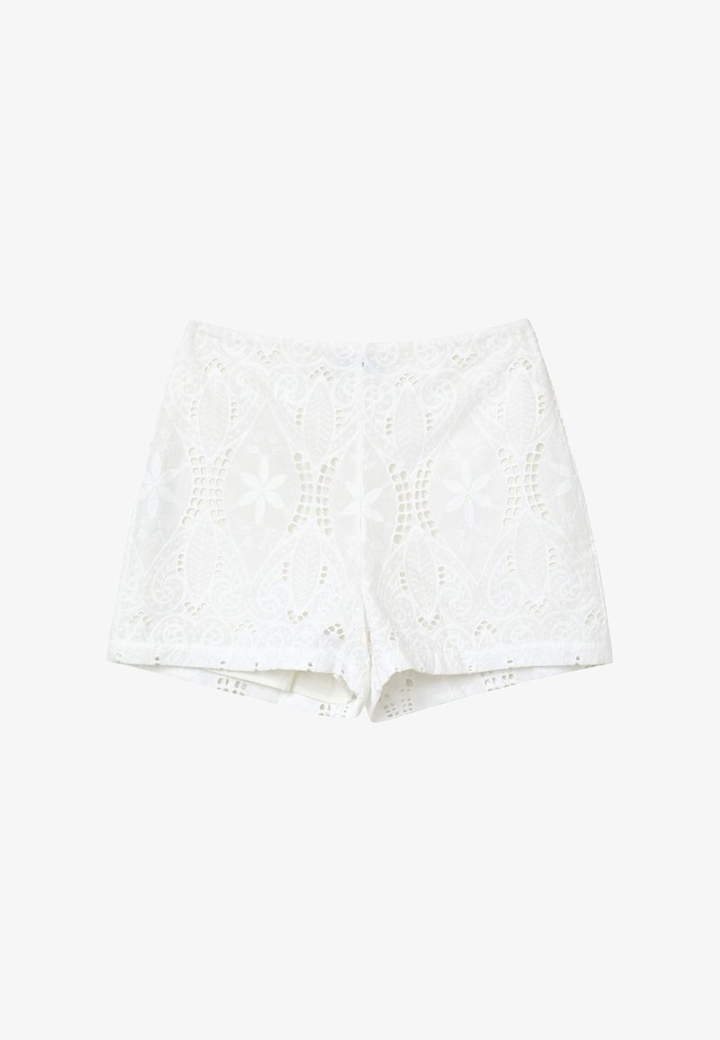 Shorts blancs en dentelle, ornés de motifs floraux et de feuilles complexes, avec une texture visible et un ourlet droit. Longueur courte et design ajusté.