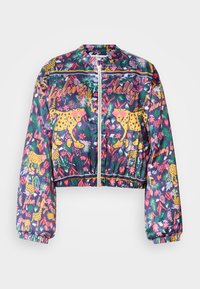 Veste courte zippée en tissu brillant avec un motif léopard coloré et floral sur fond sombre ; poignets et ourlet élastiques.
