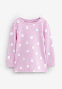 Chemise rose à manches longues avec des pois blancs, fabriquée en tissu doux. Elle présente un col rond et des poignets aux extrémités des manches.