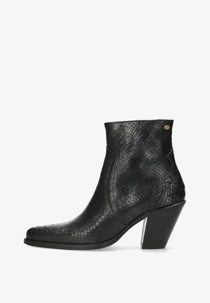 Bottine noire en cuir texturé avec un motif reptile, dotée d'un bout carré, d'un talon bloc haut et d'un accent métallique subtil avec logo.