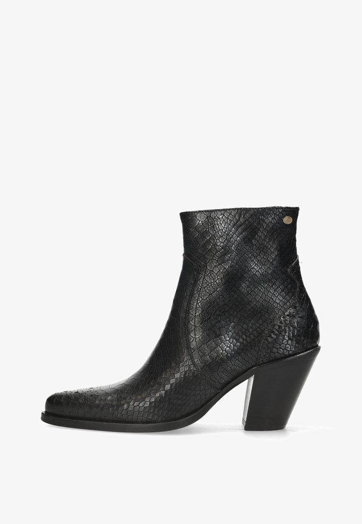 Botín negro de tobillo hecho de cuero texturizado con un patrón de reptiles, presenta una punta cuadrada, un alto tacón bloque y un sutil acento de logo metálico.