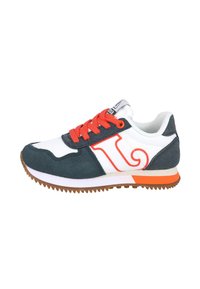 Zapatilla deportiva en azul marino y blanco con acentos naranjas, que cuenta con una parte superior de ante y malla, suela de goma texturizada y un logotipo prominente.
