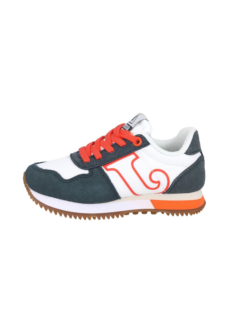 Zapatilla deportiva en azul marino y blanco con acentos naranjas, que cuenta con una parte superior de ante y malla, suela de goma texturizada y un logotipo prominente.
