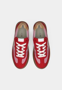 Κόκκινα και ροζ πάνινα αθλητικά παπούτσια με λευκά κορδόνια, με στρογγυλεμένη μύτη, σχεδιασμό με στρώσεις και καφέ λαστιχένια σόλα. Διακριτό το λογότυπο Gabor στο εσωτερικό.