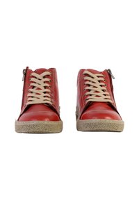 Scarpe alte in pelle rossa con lacci beige e zip laterale, dotate di una suola beige testurizzata e dettagli di cucitura distintivi.