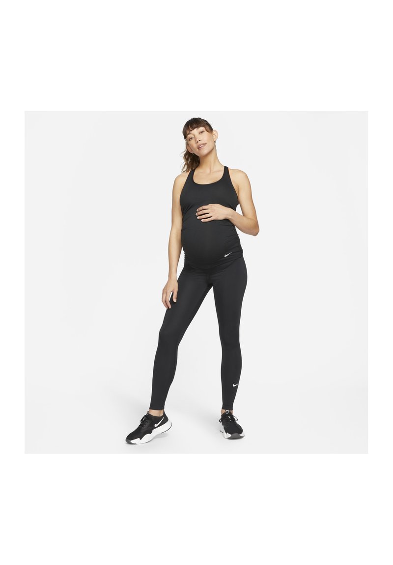 Zwarte sportoutfit met een aansluitende tanktop en leggings, gemaakt van rekbaar materiaal. Opvallende details zijn een klein wit logo op de leggings.