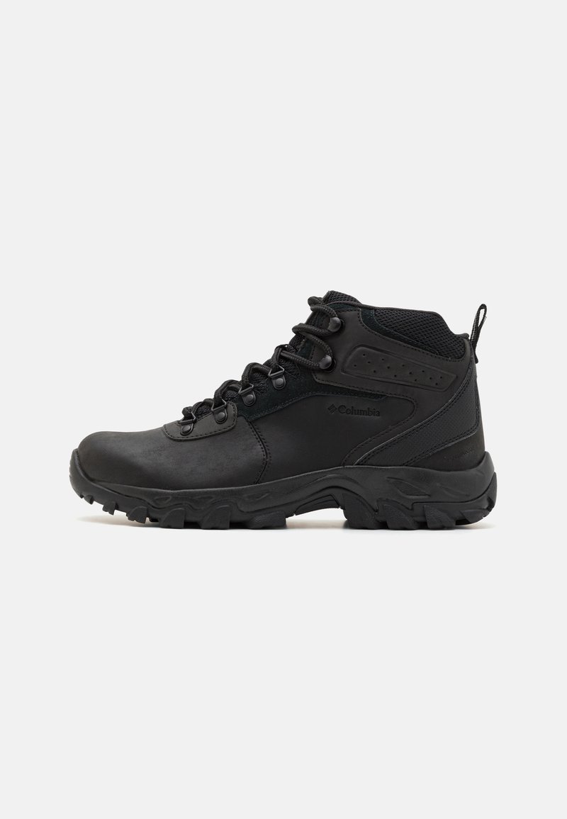 Bottes de randonnée noires en matériau synthétique avec une surface texturée, à cordons, avec un col rembourré et une semelle robuste pour une bonne adhérence.