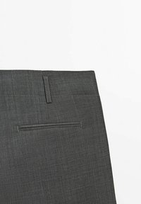 Grijze textuur broek heeft een achterzak met subtiele stiksels en een schone afwerking, vervaardigd uit een geweven stof.