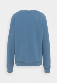 Sweat-shirt bleu à manches longues avec col rond, poignets et ourlet côtelés, vu de dos sur fond blanc.