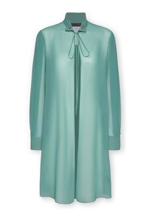 Pitkähihainen, polven pituinen teal-värinen mekko, jossa on korkea kaulus, kiinnitetty kahdella kultaisella napilla ja ohut solmuke kaulassa. Edessä halkio.