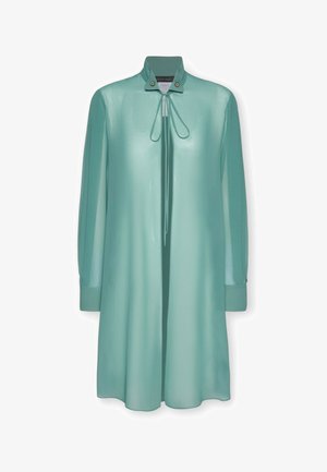 Sukienka sięgająca kolan, z długim rękawem, w kolorze morskim, z wysokim kołnierzem zapinanym na dwa złote guziki oraz cienkim wiązaniem przy szyi, z rozcięciem z przodu.