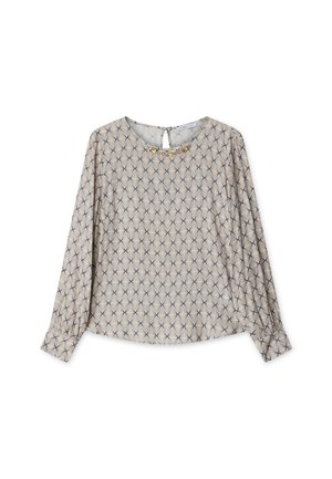 Blusa de manga larga en beige claro con un patrón geométrico azul. Presenta un escote redondo y un cierre de botón en la parte posterior.