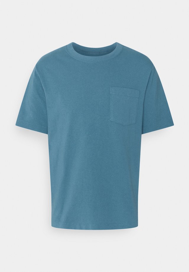 POCKET TEE - T-Shirt print - pigeon blue