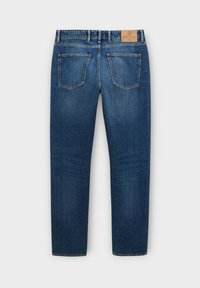 Vue arrière de jeans en denim bleu à coupe droite, présentant deux poches arrière et un patch en cuir beige sur la taille.