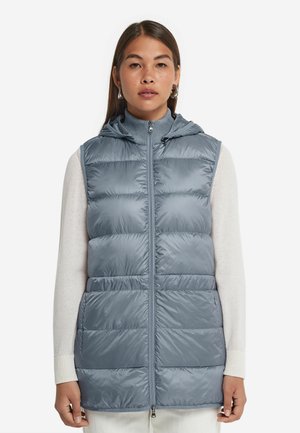 Hellblauer Steppweste mit Kapuze, ausgestattet mit einem Reißverschluss und elastischen Trimm. Glatte, glänzende Textur mit horizontalem Steppmuster.