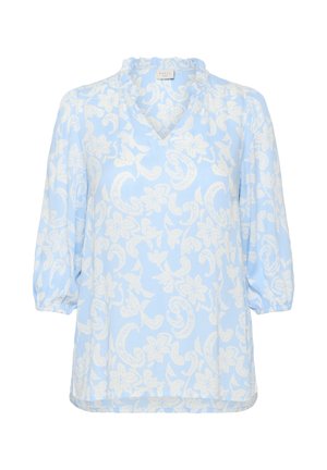 Blouse bleu clair avec un motif floral paisley blanc, décolleté en V, épaules froncées et manches bouffantes trois-quarts. Tissu doux et texturé.