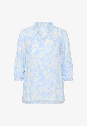 Svijetloplava bluzica s bijelim cvjetnim paisley uzorkom, V-izrezom, nabranim ramenima i rukavima do tri četvrtine s naborima. Mekani, teksturirani materijal.